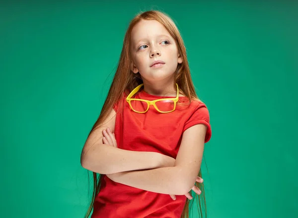 Schattig meisje rood haar emoties leren school groen achtergrond — Stockfoto