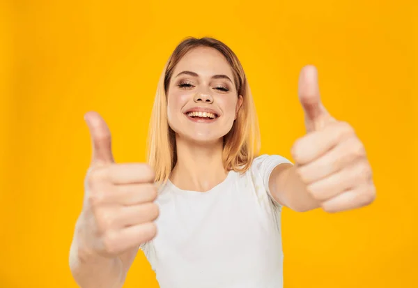 Femme gestuelle avec ses mains sur un fond jaune Vue recadrée positive gros plan — Photo