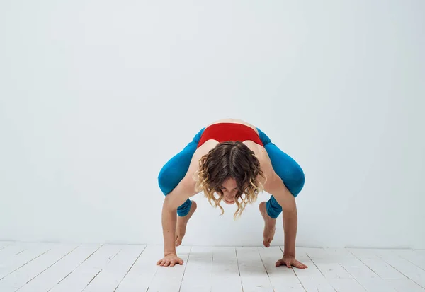 Mujer deportiva haciendo ejercicios en el suelo yoga asana meditación — Foto de Stock