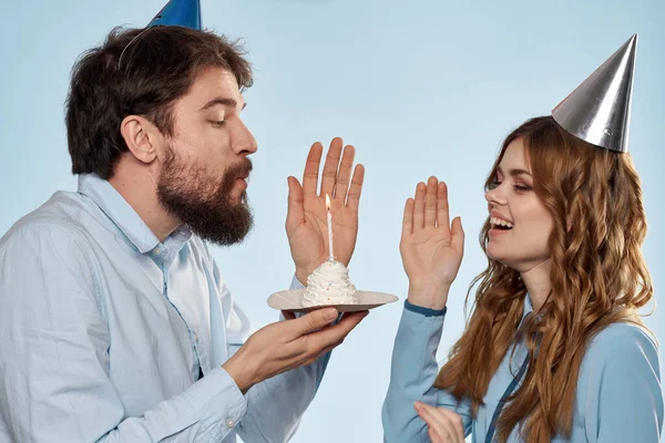Veselý muž a žena s dort v talíři firemní party modré pozadí — Stock fotografie
