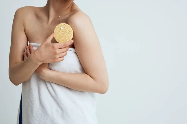 Kvinna i vit handduk Svamp i handen ren hud hygien — Stockfoto