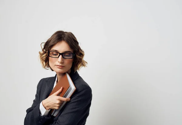 Frau mit Buch klassischem Anzug Leichtes Hemd Copy Space — Stockfoto