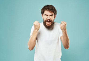 Saldırgan erkek duyguları ve stres asabiyeti mavi arka plan