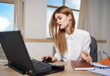 Dizüstü bilgisayarda çalışan kadın sekreter ofis yöneticisi iletişimi