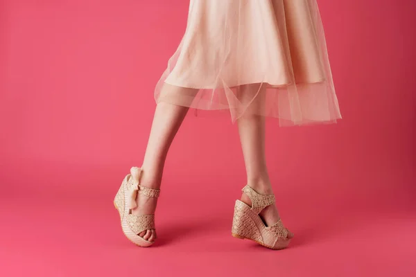 Kvinnliga fötter attraktiv look mode elegant stil rosa bakgrund — Stockfoto