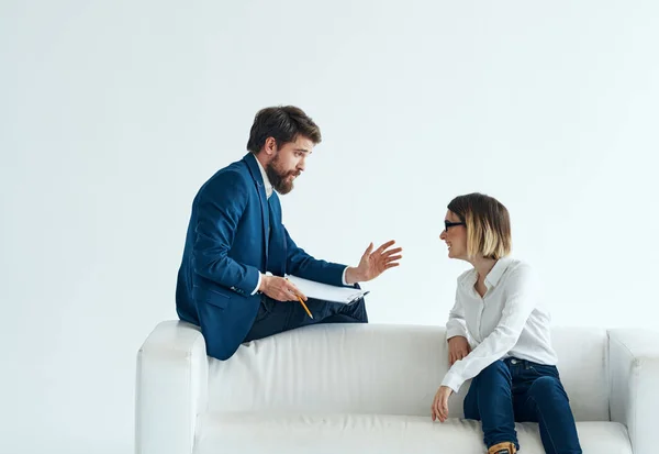 I colleghi di lavoro siedono sul divano comunicando le emozioni interiori dello stile di vita — Foto Stock