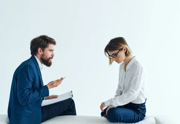 Uomini e donne d'affari si siedono sul divano comunicando i dipendenti — Foto Stock