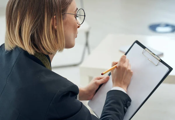 Mujer sosteniendo una carpeta con una hoja blanca de papel maqueta de primer plano — Foto de Stock