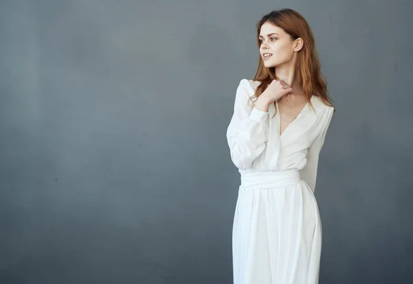 ホワイトドレス高級グレーの背景化粧品モデルの女性 — ストック写真