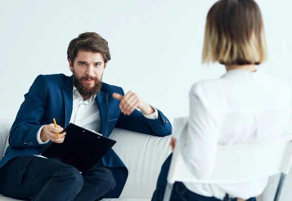 I dipendenti comunicano su uno sfondo chiaro donna posto vacante curriculum — Foto Stock