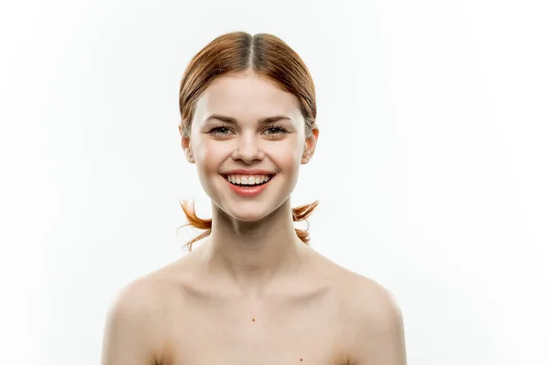 Hübsche Frau nackte Schultern Gesichtskosmetik gesammelte Haare — Stockfoto