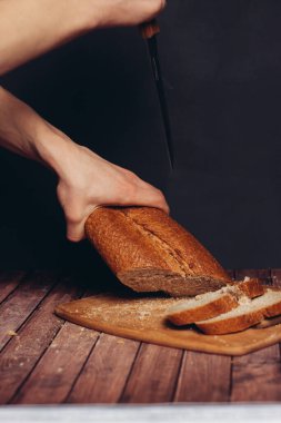 Kahvaltıda dilimlenmiş somun ekmek.