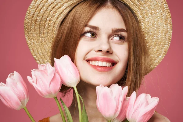 Mulher em um buquê de chapéu de flores dia de mulheres close-up — Fotografia de Stock