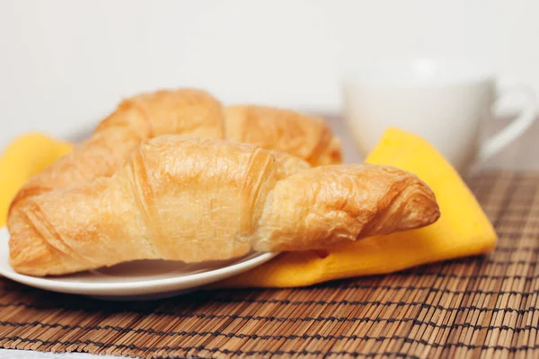 Färska croissanter på ett tefat bord dukning frukost — Stockfoto