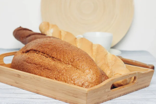 Pão em caixa de pão produtos de panificação frescos ração de alimentos frescura da cozinha — Fotografia de Stock