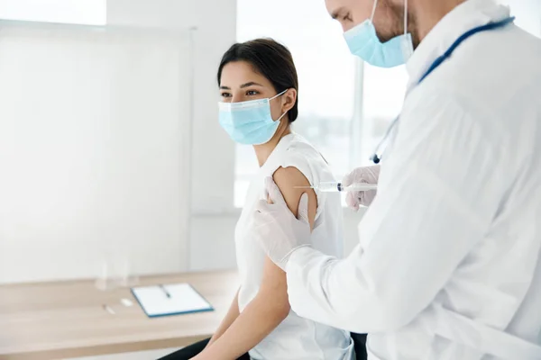 Kvinna patient i medicinsk mask och läkare spruta injektion vaccination — Stockfoto