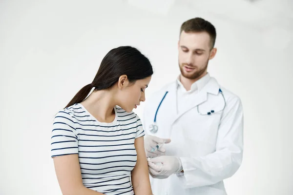 Erkek doktor hastane aşısı olan bir hastaya iğne yapıyor. — Stok fotoğraf
