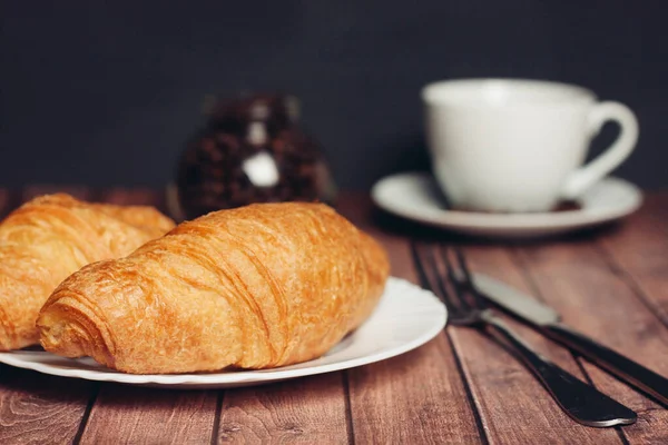 Croissanter i tallrik på bordet måltid dessert till frukost — Stockfoto