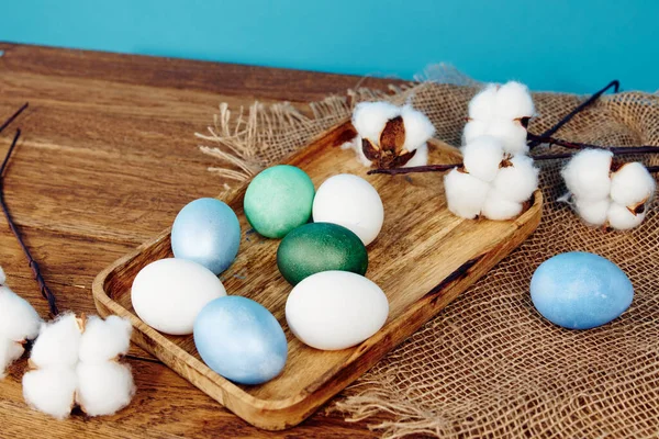 Huevos coloridos navidad cristiana Pascua mesa de madera decoración primer plano —  Fotos de Stock