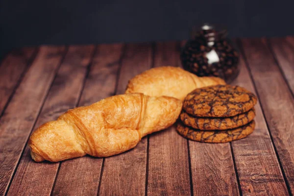 Een kopje koffie koekjes snoep houten tafel snack — Stockfoto