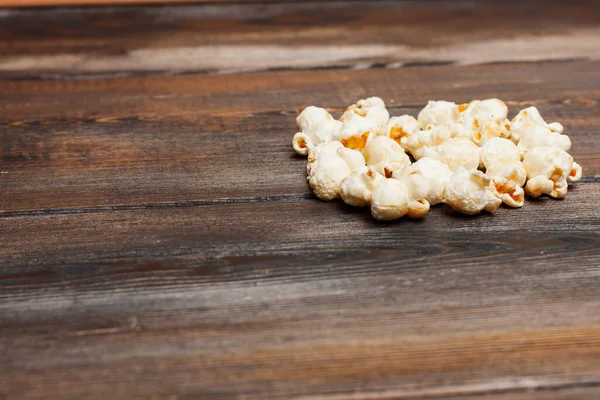 Palomitas de maíz en una mesa de madera snack delicadeza clásica —  Fotos de Stock