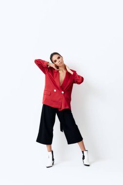 Modaya uygun Galamart takım elbiseli çekici kadın açık arkaplan pozu veriyor.