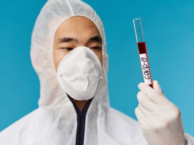 Asyalı erkek uzuv laboratuvarı araştırma koronavirüsü tedavisini analiz ediyor