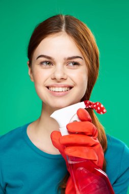 Neşeli güzel kadın deterjan ev temizleme servisi yeşil arka plan