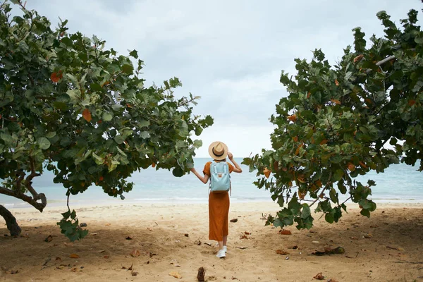 夏の島の海の近くに休息するバックパックを持つ女性観光客 — ストック写真
