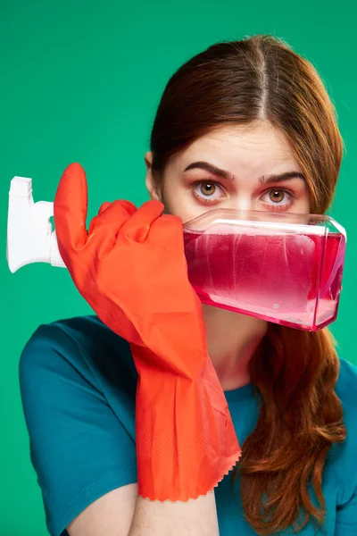 Mujer en guantes de goma artículos de limpieza limpieza fondo verde — Foto de Stock