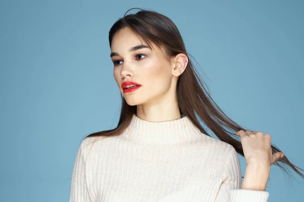 Morena em uma camisola branca lábios vermelhos charme cabelos longos fundo azul — Fotografia de Stock