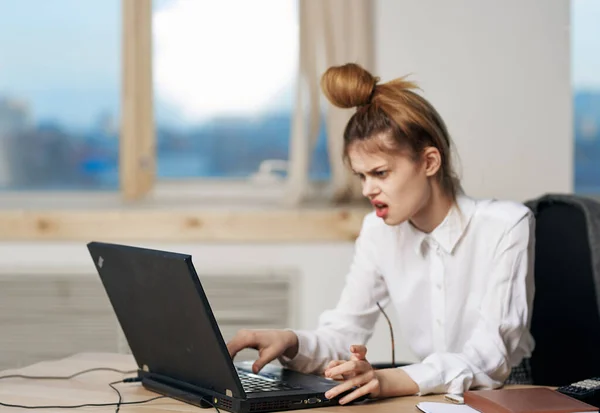 Femme d'affaires assise à une table devant un ordinateur portable secrétaire bureau travail professionnel — Photo