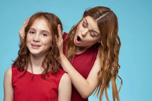 Mãe alegre e filha abraços alegria estilo de vida comunicação amizade azul fundo — Fotografia de Stock