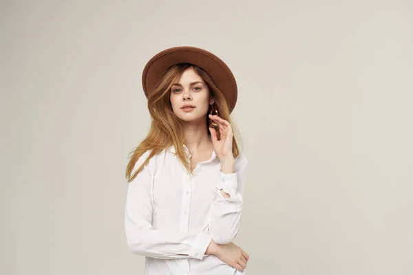 Şapkalı kadın. Sokak tarzı kıyafetler. Yakından beyaz gömlek. — Stok fotoğraf