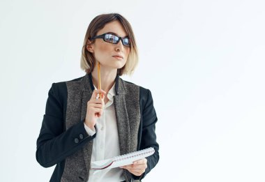 Kadın ve ceket gözlüklü yüz modeli kırpılmış görünüm