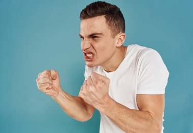 Deli adam mavi arka planda Java elleri yumrukta bağırıyor