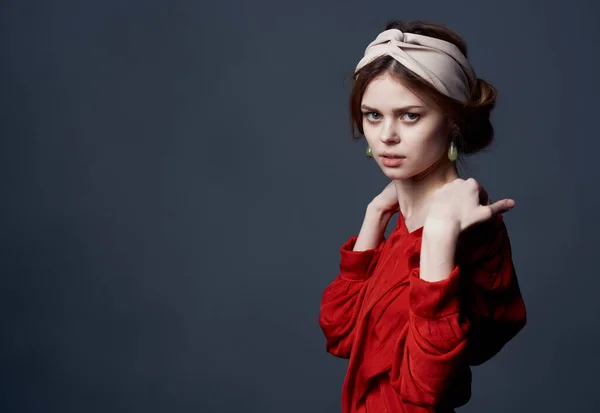 Mulher elegante em turbante vestido vermelho em sua cabeça brincos jóias — Fotografia de Stock