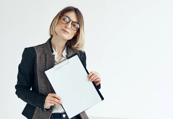 Una donna in abito formale tiene in mano un foglio bianco di carta Copy Space — Foto Stock