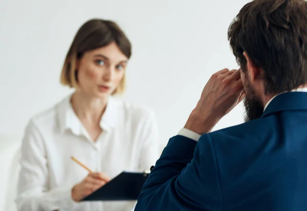 Donna e uomo vestito documenti comunicazione persone riprendere — Foto Stock