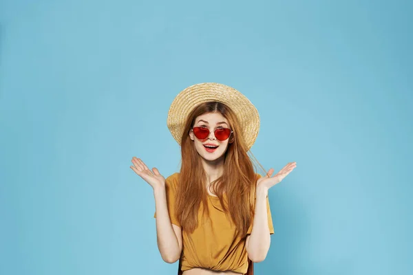 Mulher mochila turística viagens moda verão roupas óculos escuros — Fotografia de Stock