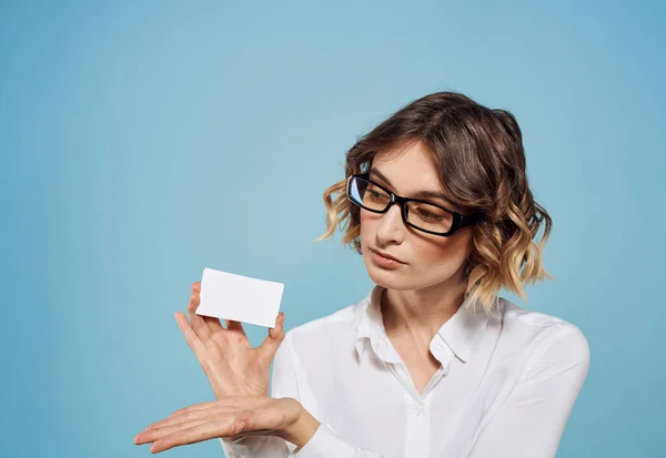 Karta kredytowa Business woman glasses makieta niebieskie tło — Zdjęcie stockowe