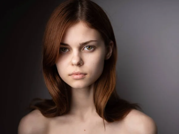 Femme aux cheveux roux avec épaules nues portrait close-up sombre modèle de fond — Photo