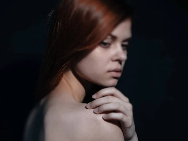 Romantikus nő vörös hajjal egy sötét háttér modell közelkép portré — Stock Fotó