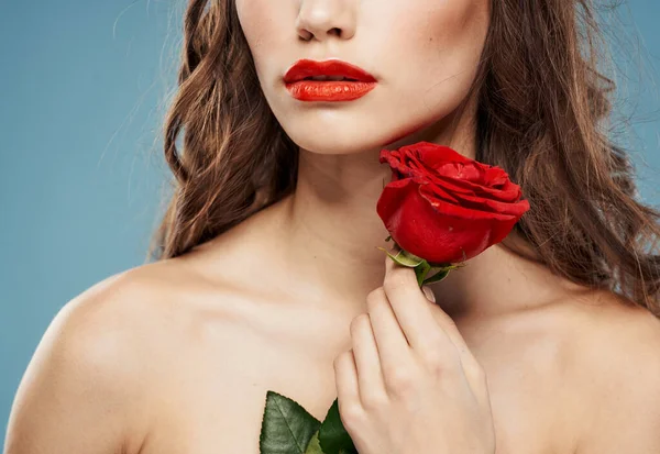 赤バラの肩と青の背景のブルネットとロマンチックな女性 — ストック写真