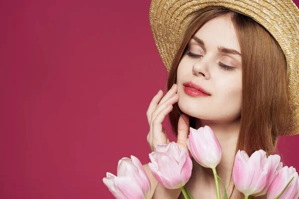 Mulher alegre vestido dourado buquê flores feriado fundo rosa — Fotografia de Stock