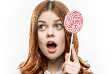 Ellerinde lolipopu olan çekici bir kadın tatlı duyguları yakınlaştırır.