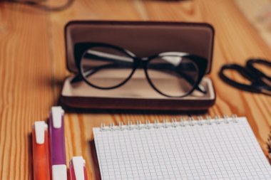 masaüstü çok renkli işaret gözlüğü ofis gözlüğü yakın çekim gözlüğü