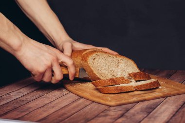 Tahta kesme tahtasında dilimlenmiş ekmek.