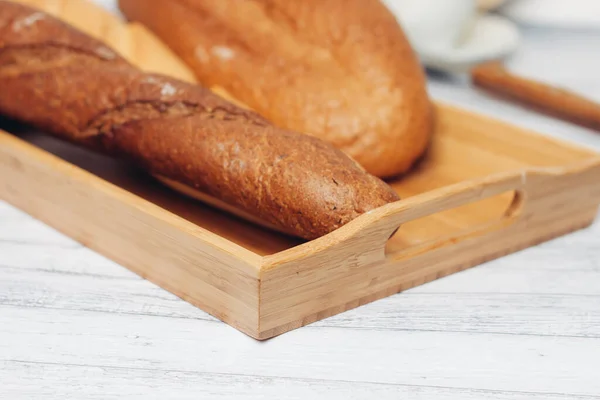 Cubos de pan de pan fresco en la mesa ración de comida de cocina desayuno —  Fotos de Stock