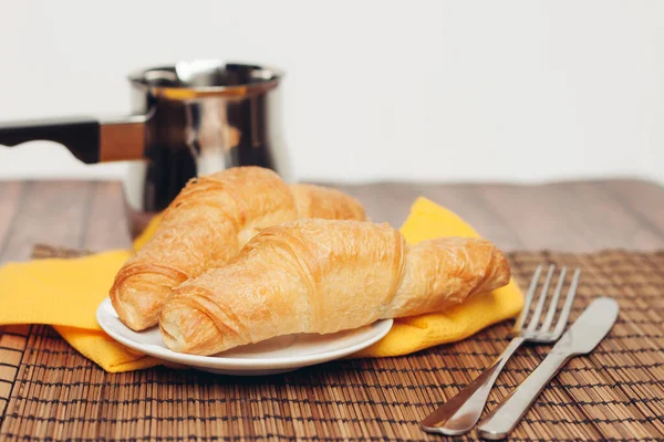 Färska croissanter på bordet kaffe kopp frukost — Stockfoto